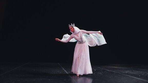 视频片段的美丽元素的经典芭蕾芭蕾舞演员跳舞在黑色背景慢动作