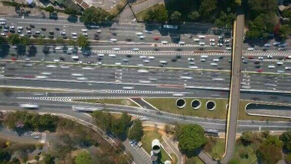 巴西圣保罗高速公路的空中超断层