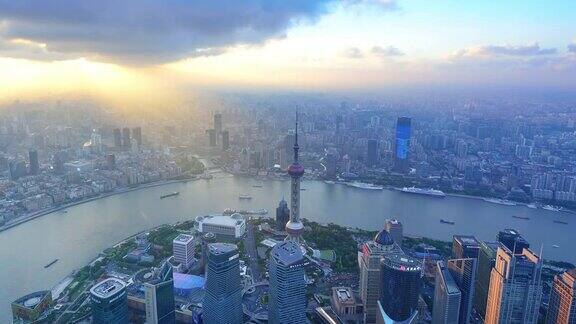 鸟瞰图的上海城市景观在戏剧性的天空