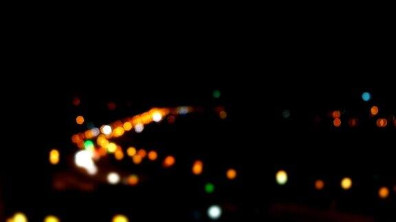 城市的灯光使夜晚的汽车模糊不清