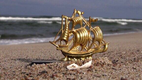 海滩上的金属玩具船