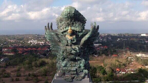 鸟瞰印尼巴厘岛南部的印度教神像GarudaWisnuKencana
