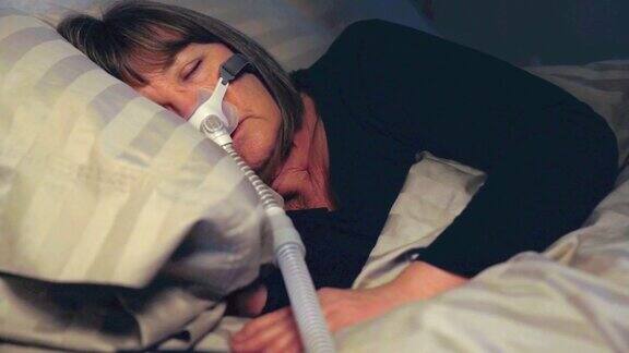 中年妇女使用CPAP机治疗睡眠呼吸暂停