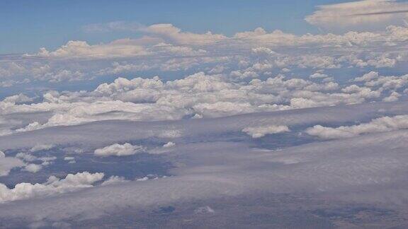 在飞机上看到的云景在许多云的神奇的蓝天