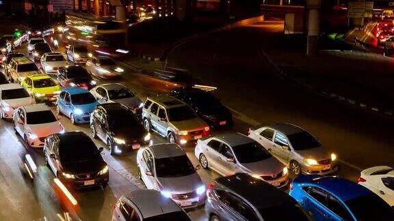 4K时间圈夜间交通堵塞长时间曝光很多车在高峰时间下班后泰国曼谷