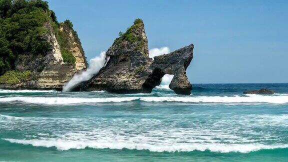 在阿图海滩巨浪击中了海面上的岩石泡沫溅在岩石上重镇Penida、印度尼西亚