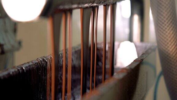 糖果工厂专用设备上的液态巧克力条纹特写镜头
