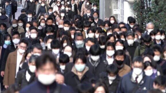 日本东京一群戴着口罩去上班的人