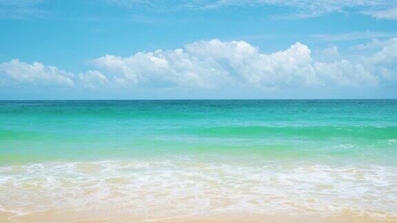 沙滩、大海和蓝天是夏日沙滩的背景