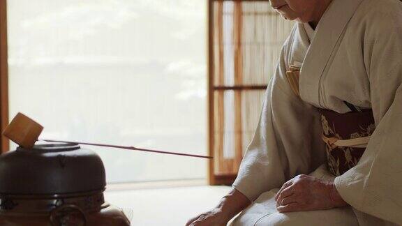 日本老年茶道主持人准备器具
