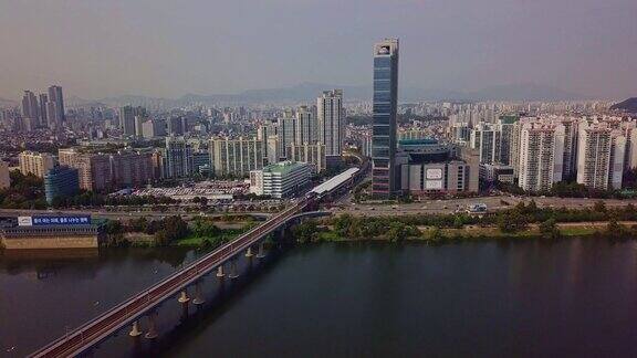 交通鸟瞰图的汽车驾驶在横跨汉江进入乐天世界大厦在首尔市韩国