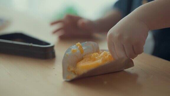 喜欢吃橙子蛋糕的孩子男孩天在一个孩子的生活