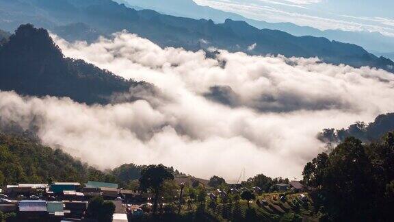 神秘的村庄云上的山和阳光