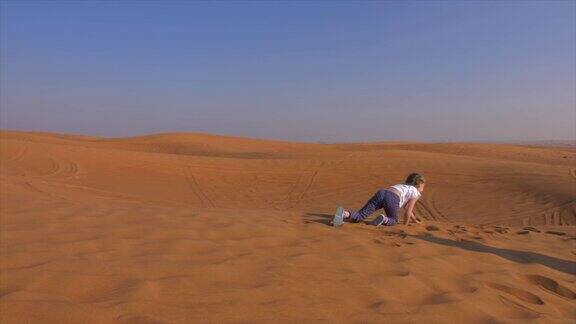 小女孩在沙漠里玩沙子表演杂技