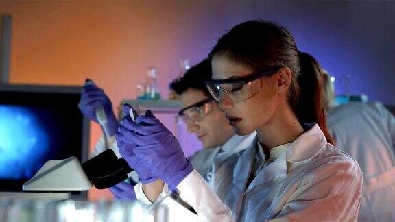 HDDOLLY:女科学家正在准备显微镜载玻片