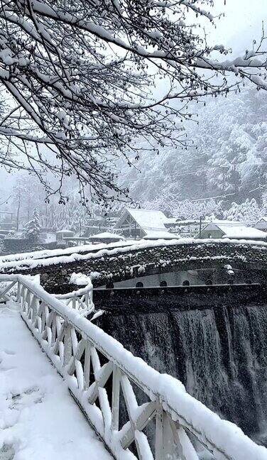 慢动作瀑布场景镜头在雪天