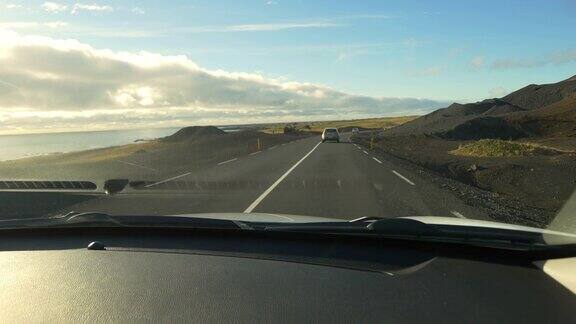 沿着冰岛海岸开车