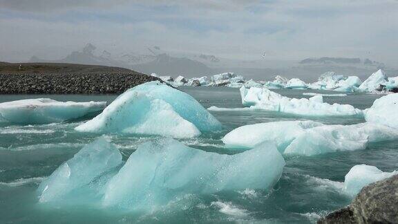 冰岛Jokulsarlon泻湖蓝绿色的冰山漂浮在冰岛的冰川泻湖