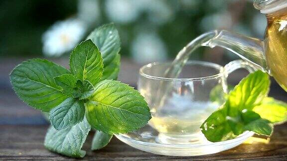 桌上漂亮的玻璃碗里盛着美味的绿茶