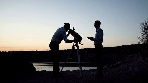 人们用望远镜探索太空