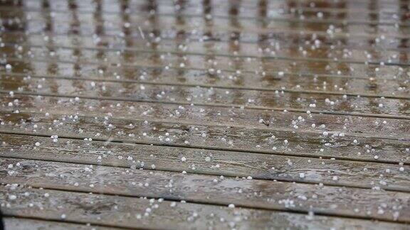 落在木板上的冰雹和雨水