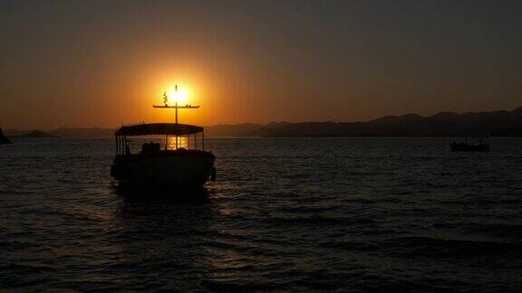 夕阳下的空渔船夕阳下帆船的剪影