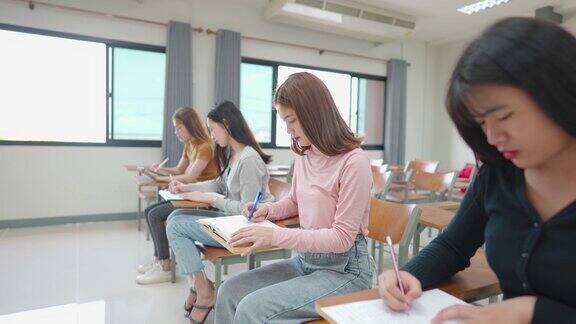 一群女学生坐在教室里参加大学的考试