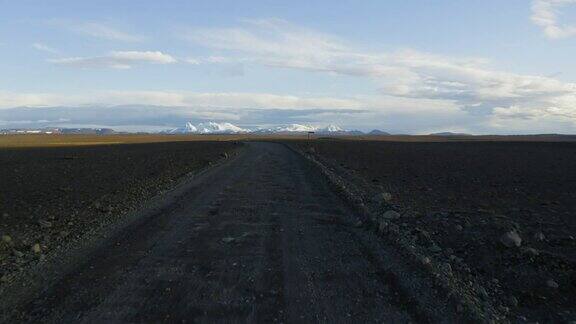 航拍冰岛的一条砾石路