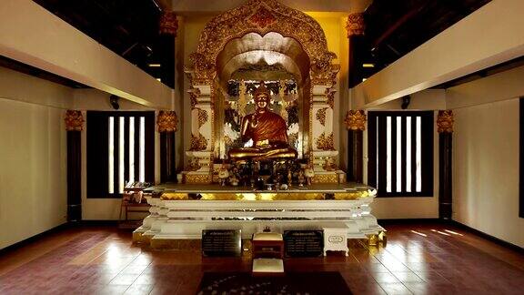 镜头直接移动到泰国佛寺内的佛像祭坛多莉拍摄