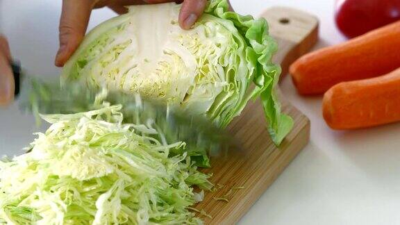 高丽菜沙拉沙拉在木板上切白菜