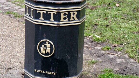 皇家公园里的一个黑色垃圾箱