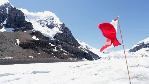 加拿大贾斯珀国家公园哥伦比亚冰原上的加拿大国旗