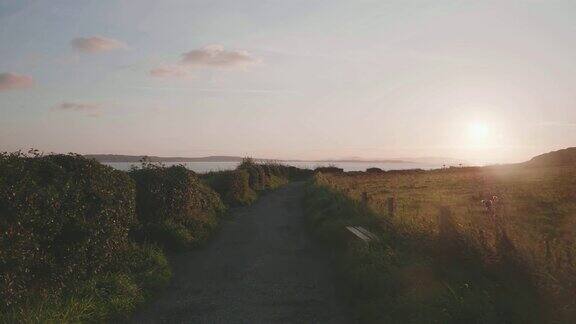 漫步在秋天的乡村悬崖清晨北爱尔兰