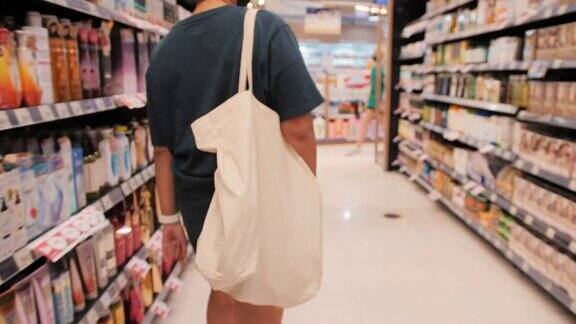 亚洲女性使用可持续的购物袋