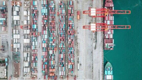 繁忙工业港口集装箱船的无人机视角