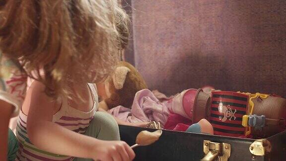 一个拿着一勺花生酱的可爱小女孩得到了帮助把她的玩具拿出来