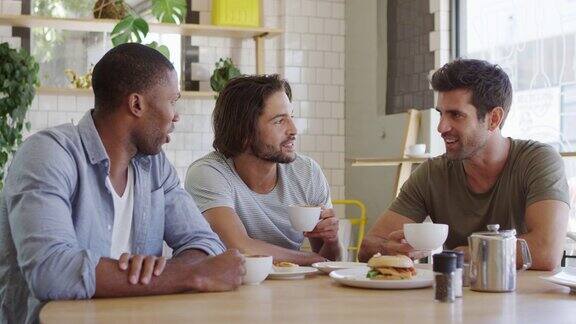 三个男性朋友在咖啡店见面的慢镜头