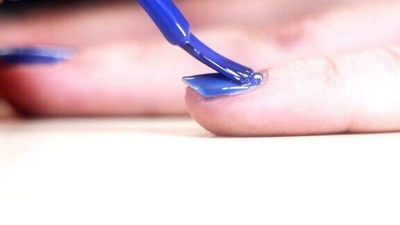 女人长指甲上的指甲油-蓝色