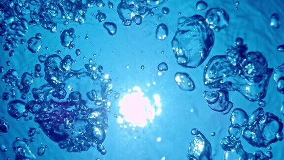 SLOMO巨大的蓝色水下气泡上升到表面