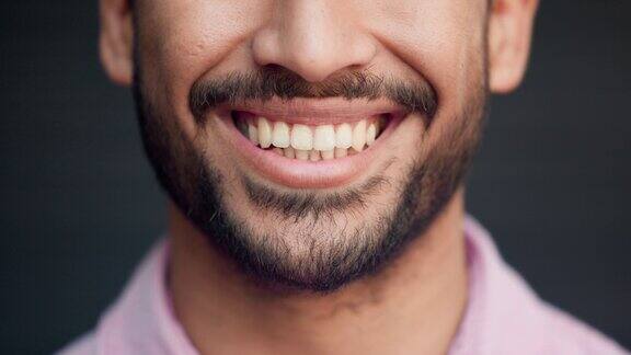 完美的牙齿幸福微笑的人感到高兴和满足特写自信的大胡子男性的嘴表达积极的态度和心态良好的口腔卫生意味着更健康的微笑