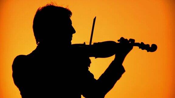 HD:在日落时拉小提琴