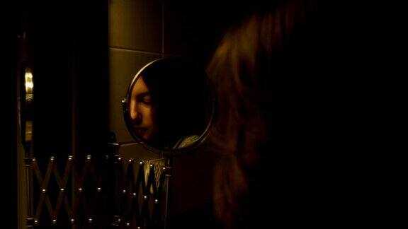 看着镜子里自己的女人