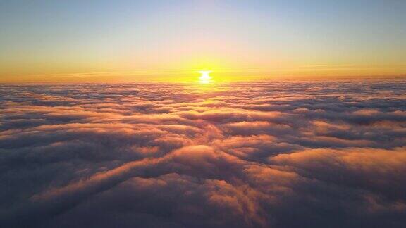 从高空俯瞰浓密蓬松的积云在傍晚飞舞从飞机窗口看到的令人惊叹的日落