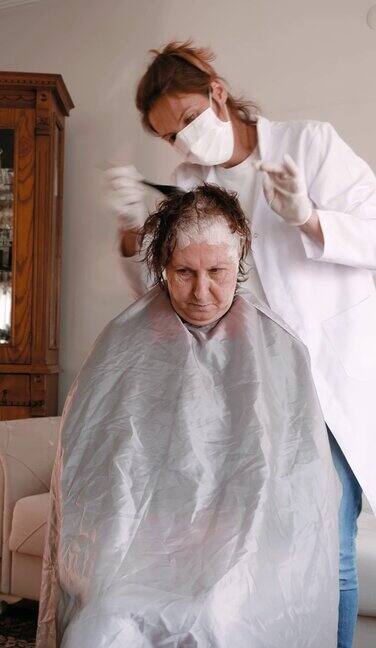 新冠肺炎疫情期间一名老年女性在家染发
