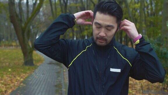 日本运动员戴上耳机(慢动作)