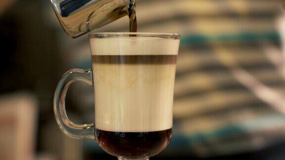 咖啡师在咖啡馆里用牛奶倒咖啡