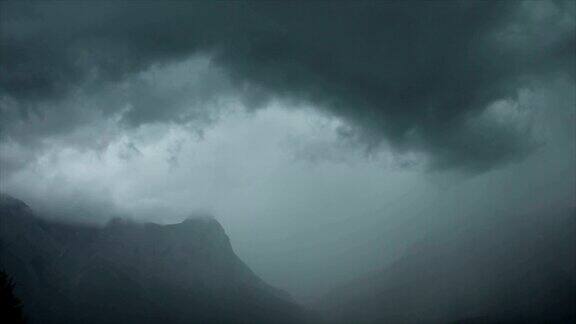 时间流逝的暴风雨云以上的山