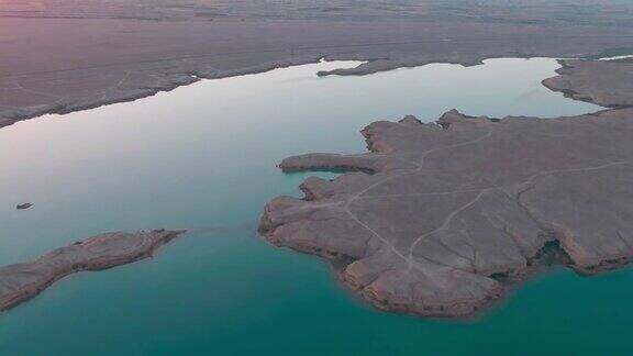 沙漠中央的蓝色湖泊无人机在空中