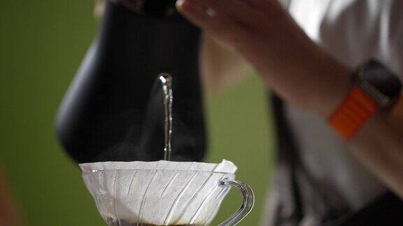 咖啡师用过滤器手工酿造新鲜咖啡