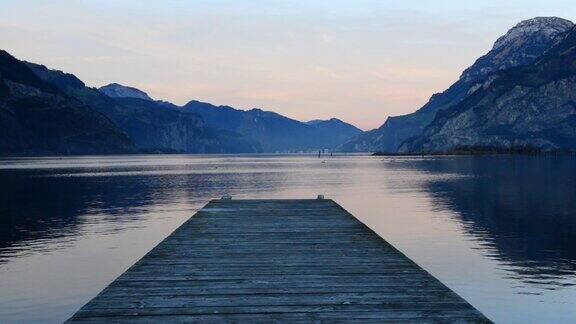 山上一个湖上的木码头